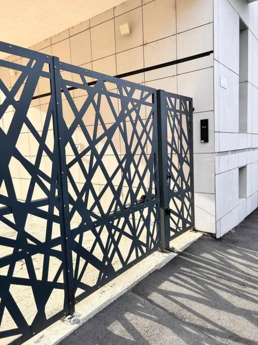 Industrial Style Apartment Bukares Bagian luar foto